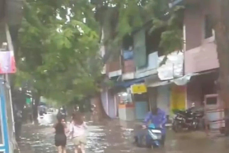 Floodwaters cover roads and residential areas in Jakarta following heavy rainfall on January 12, 2025. (Photo: www.jakartadaily.id)