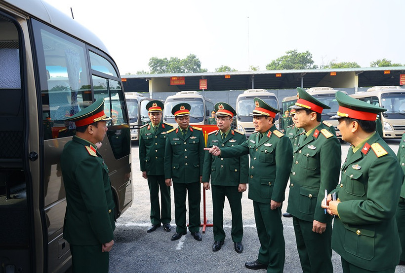 Deputy Minister of National Defence Sen. Lieut. Gen Le Huy Vinh examines transport preparations at Brigade 971 on January 12. (Photo: mod.gov.vn)