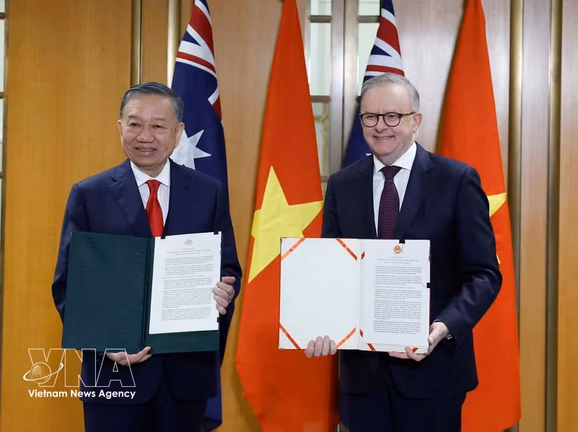General Secretary of the Central Committee of the Communist Party of Vietnam and President of Vietnam To Lam (left) and Australian Prime Minister Anthony Albanese show a joint statement between the two countries following their talks in Canberra on August 11, 2026. (Photo: VNA)