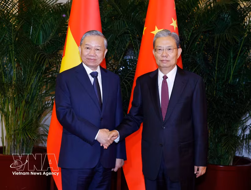 General Secretary of the Communist Party of Vietnam (CPV) Central Committee and State President To Lam (L) and Chairman of the Standing Committee of the National People’s Congress of China Zhao Leji. (Photo: VNA)