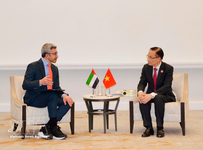 Foreign Minister Le Hoai Trung meets with UAE Deputy Prime Minister and Minister of Foreign Affairs Abdullah bin Zayed Al Nahyan. (Photo published by VNA)
