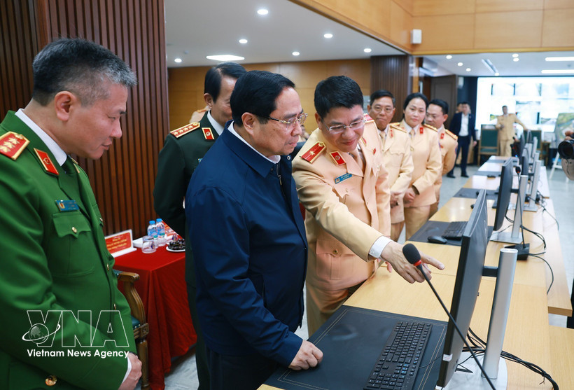 Prime Minister Pham Minh Chinh (2nd from left) sends Lunar New Year greetings to road users nationwide via a traffic application in Hanoi on February 16. (Photo: VNA)