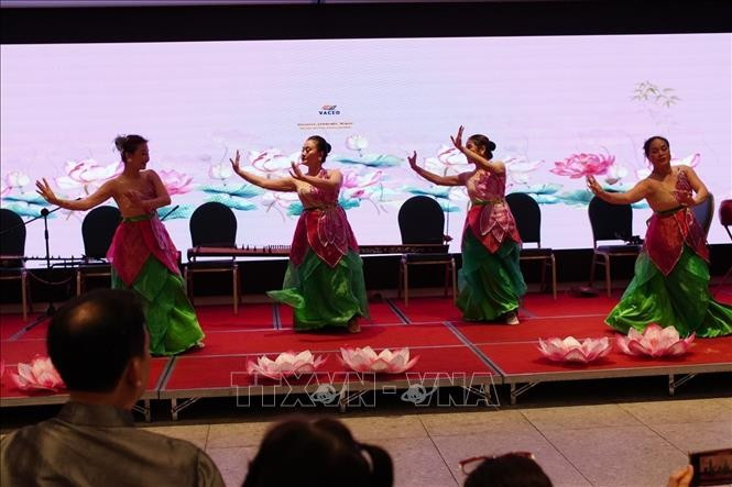 A lotus dance performance by artists from the VietAus Cultural Exchange Organisation - VACEO delighted international guests. (Photo: VNA)