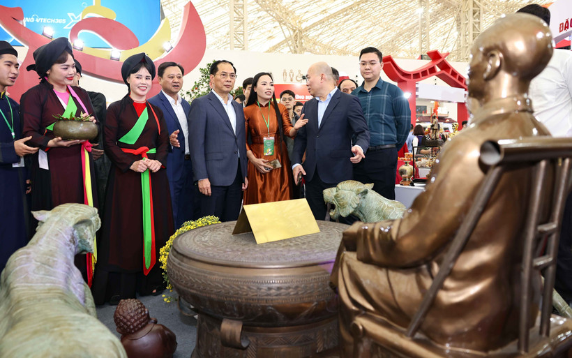 Deputy Prime Minister Bui Thanh Son (front, 4th from right) visits the first Glorious Spring Fair in Hanoi on February 6. (Photo: VNA)