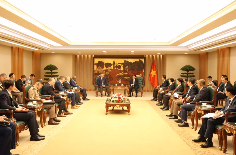 The meeting between Deputy Prime Minister and Minister of National Defence Phan Van Giang and a delegation of US Congress members in Hanoi on May 26 (Photo: baochinhphu.vn)