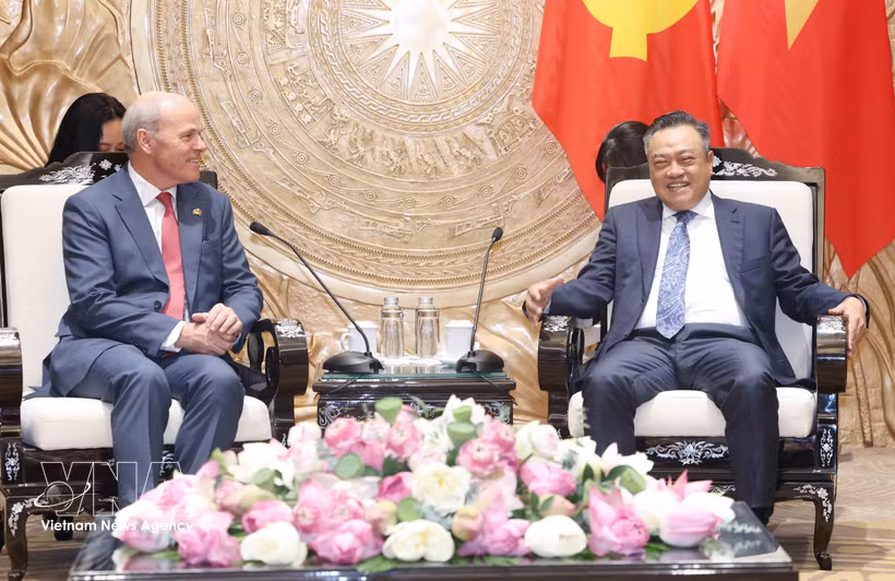 Politburo member, Secretary of the Party Central Committee and Chairman of the committee’s Inspection Commission Tran Sy Thanh (R) receives Canadian Ambassador to Vietnam Jim Nickel in Hanoi on June 11. (Photo: VNA)