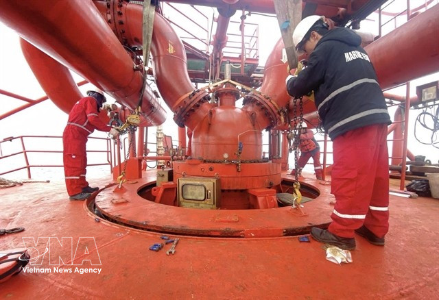 Workers of PTSC Thanh Hoa check the system for crude oil imports. Vietnam saw strong increase in fuel imports in the first two months of this year. (Photo" VNA)