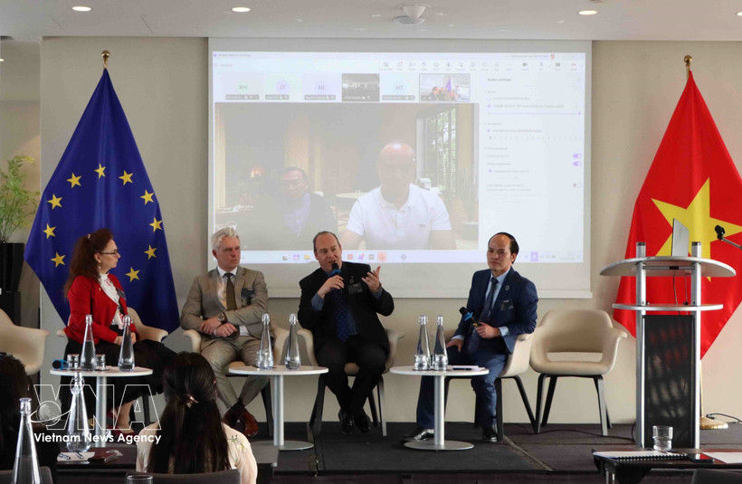 Speakers at an in-depth discussion session (Photo: VNA)