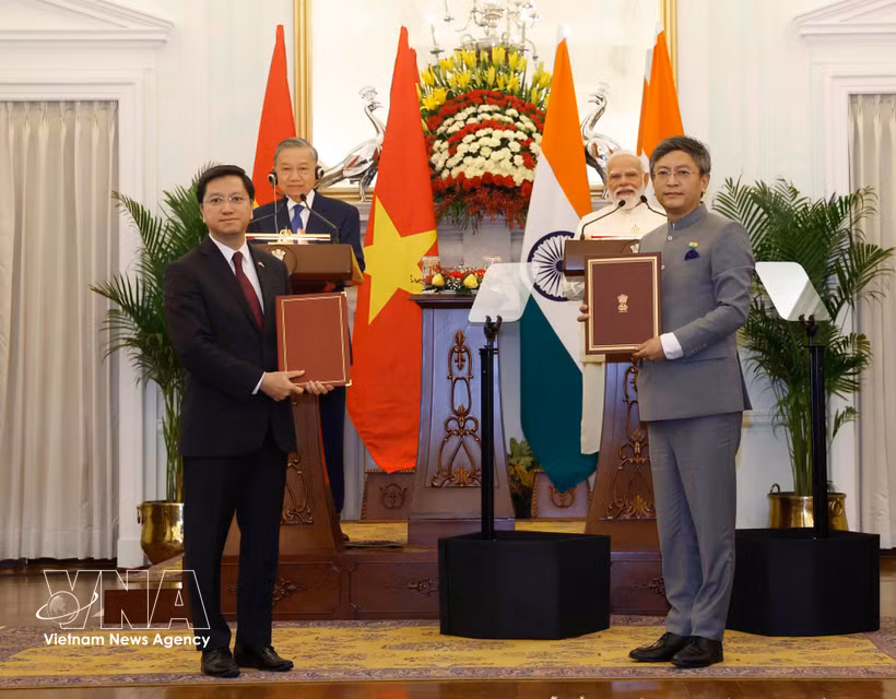 General Secretary of the Communist Party of Vietnam Central Committee and State President To Lam and Indian Prime Minister Narendra Modi witness the exchange of various cooperation agreements (Photo: VNA)