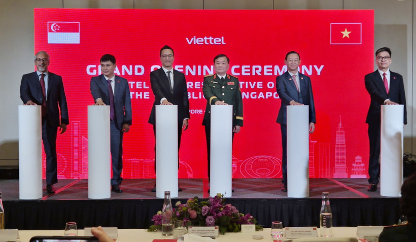 Vietnamese Deputy Minister of National Defence Sen. Lieut. Gen. Hoang Xuan Chien (third, right) and delegates launch Viettel’s representative office in Singapore. (Photo: VNA)