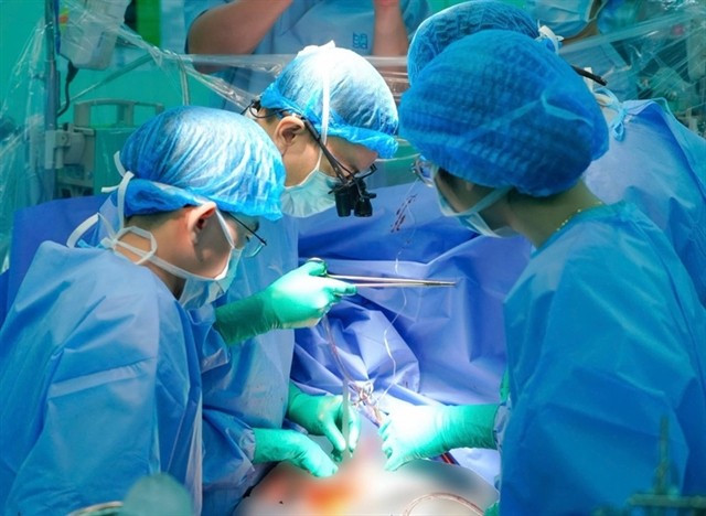 Doctors at the University Medical Centre HCM City perform a heart transplant from a brain-dead donor on a 11-year-old child. (Photo courtesy of the hospital)
