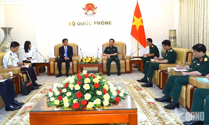 The meeting between General Phan Van Giang (R), Deputy Prime Minister and Minister of National Defence, and Japanese Ambassador to Vietnam Ito Naoki in Hanoi on July 8, 2026. (Photo: qdnd.vn)
