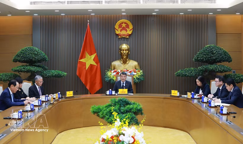 Prime Minister Le Minh Hung (centre) holds high-level phone talks with his Dutch counterpart Rob Jetten on August 11. (Photo: VNA)