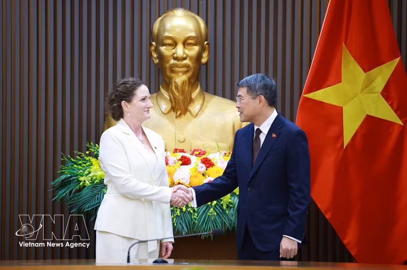 Prime Minister Le Minh Hung (right) receives New Zealand Ambassador to Vietnam Caroline Beresford at their meeting in Hanoi on July 30, 2026. (Photo: VNA)
