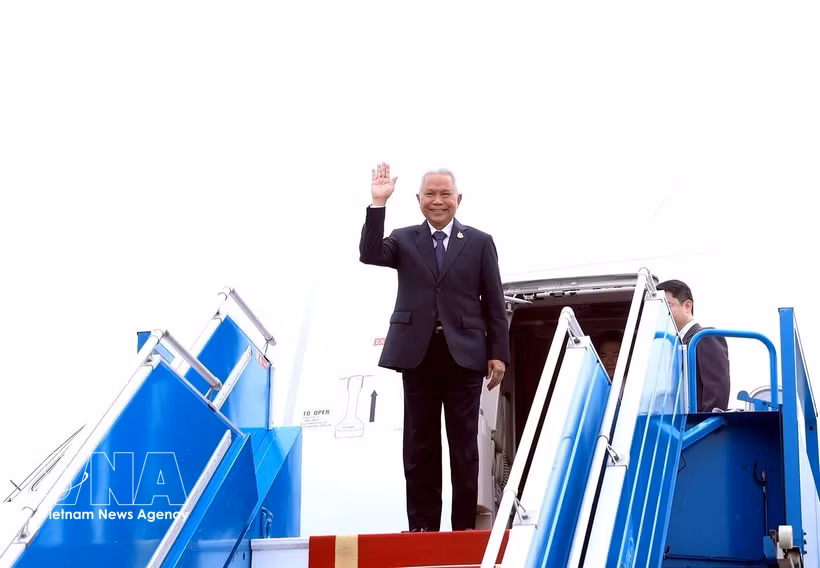 President of the National Assembly and Speaker of the House of Representatives of Thailand Sophon Zaram arrives in Hanoi on August 5 morning. (Photo: VNA)