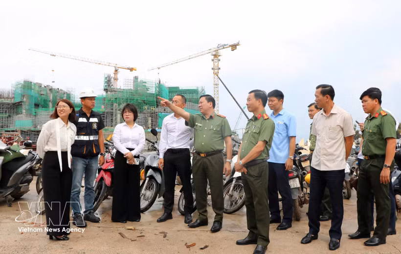 The delegation checks a venue for activities of the APEC Economic Leaders’ Week 2027. (Photo: VNA)