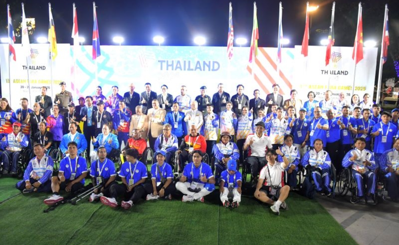 Delegations to the ASEAN Para Games 2025 pose for a group photo after the flag-raising ceremony. (Photo: tdtt.gov.vn)