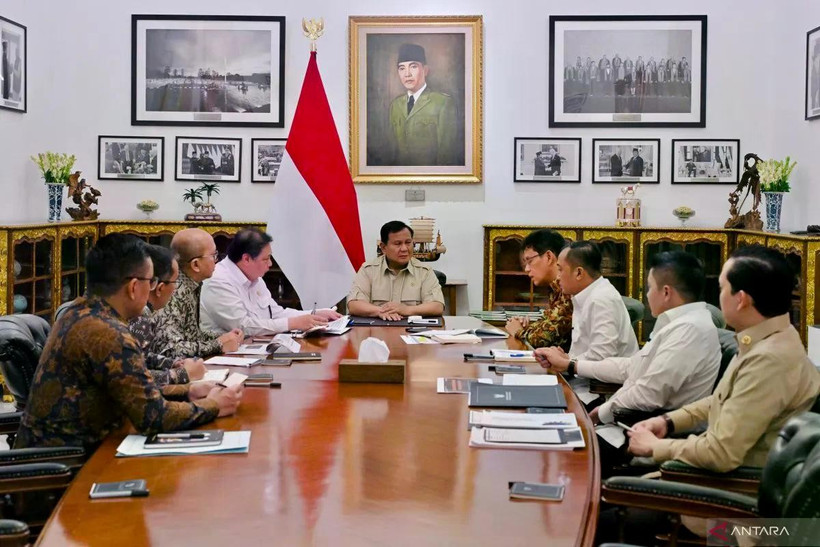 Indonesian President Prabowo Subianto in a meeting discussing energy efficiency to anticipate the threat of an oil crisis stemming from the war in the Gulf countries in the Middle East at the Presidential Palace in Jakarta on March 19. (Photo: ANTARA)