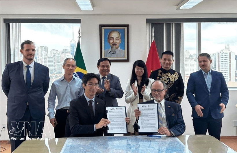 Delegates at the signing ceremony of the MoU between the Brazil–Vietnam Chamber of Commerce (BVC) and the Espirito Santo Chapter of the Brazil–Vietnam Chamber of Commerce and Industry (CCBV-ES). (Photo courtesy of the Vietnamese Embassy in Brazil)