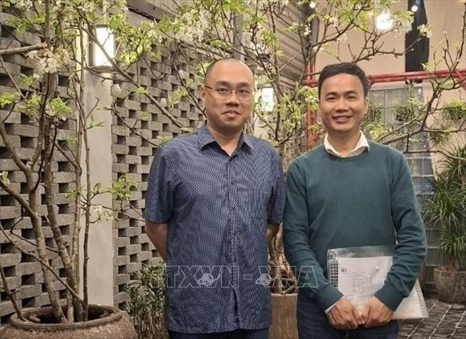 Assoc. Prof. Dr. Pham Quoc Nghi (right) poses for a photo with Assoc. Prof. Dr. Tran Hai Duc of the Hanoi University of Science. (Photo published by VNA)