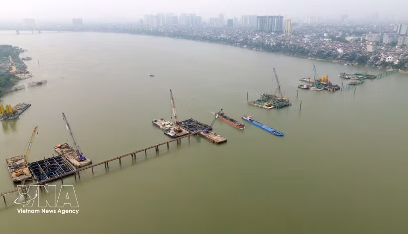 Construction of Tran Hung Dao bridge, one of seven bridges spanning the Red River, launched in 2025, alongside Hong Ha, Me So, Tu Lien, Ngoc Hoi, Van Phuc and Thuong Cat bridges (Photo: VNA)