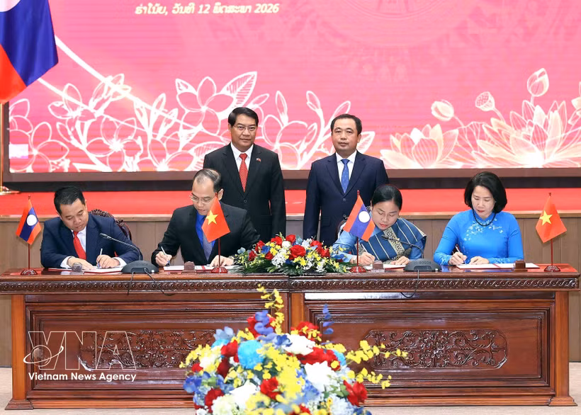 Secretary of the Hanoi Party Committee Tran Duc Thang and Secretary of the Vientiane Party Committee Atsaphangthong Siphandone witness the signing of a memorandum of understanding on cooperation between the Women’s Unions of Hanoi and Vientiane for 2026–2030, as well as a memorandum on enhanced cooperation between the Ho Chi Minh Communist Youth Union of Hanoi and the Lao People’s Revolutionary Youth Union of Vientiane for the same period. (Photo: VNA)