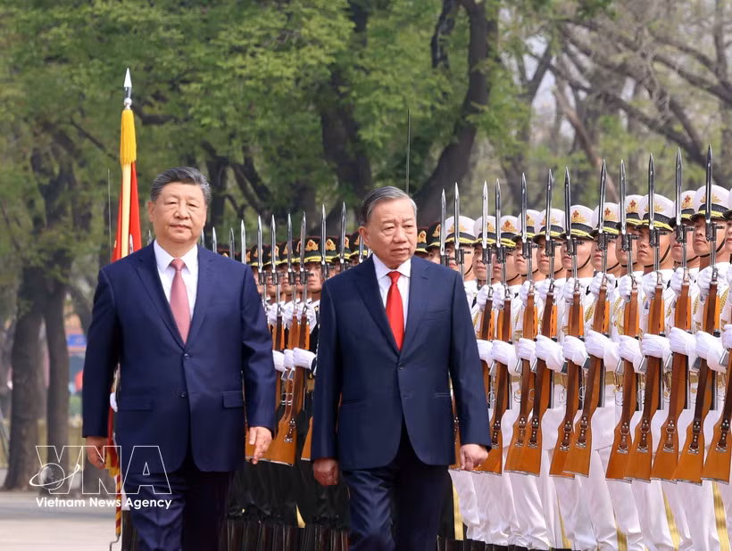 General Secretary of the Communist Party of China Central Committee and President of China Xi Jinping and General Secretary of the Communist Party of Vietnam (CPV) Central Committee and State President To Lam review the Guard of Honour of the People's Liberation Army of China on April 15 morning at the Great Hall of the People in Beijing. (Photo: VNA)