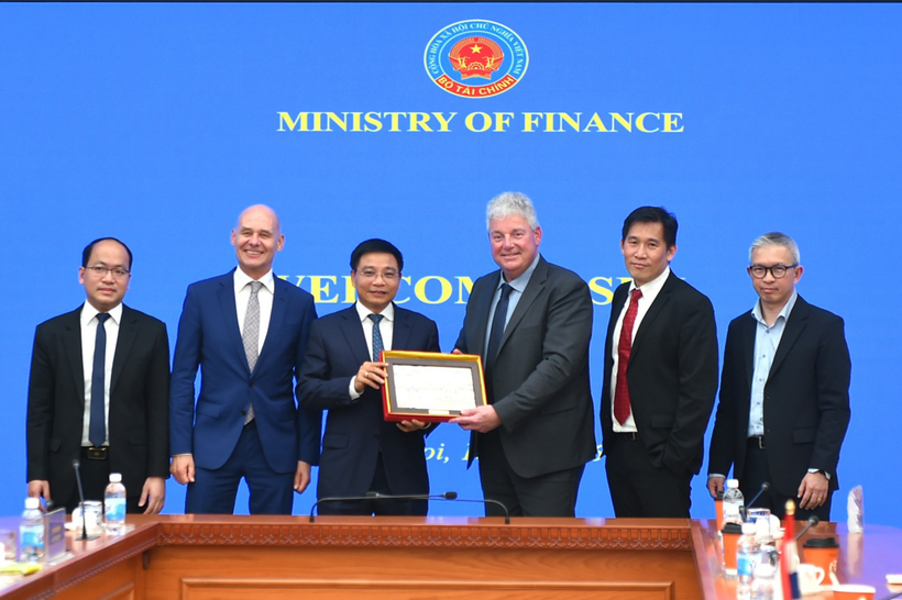 Finance Minister Nguyen Van Thang (third, from left) and Eduard Stiphout, Senior Vice President in charge of strategic supply chain and procurement at ASML (third, from right). (Photo: The Courtesy of the MoF)