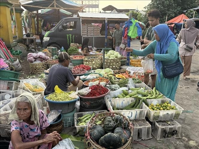A traditional market on Lombok Island, Indonesia, where local products are sold. (Photo: VNA)