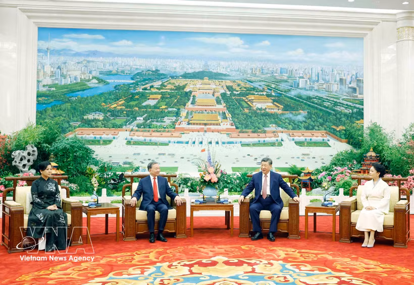 Party General Secretary and President of Vietnam To Lam, Party General Secretary and President of China Xi Jinping and their spouses attend a tea reception during the former's state visit to China from April 14 to 17, 2026. (Photo: VNA)