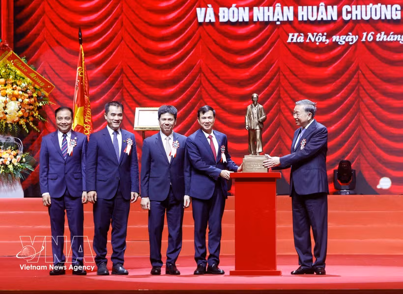 Party General Secretary and State President To Lam presents a statute of President Ho Chi Minh to VNU-Hanoi. (Photo: VNA)