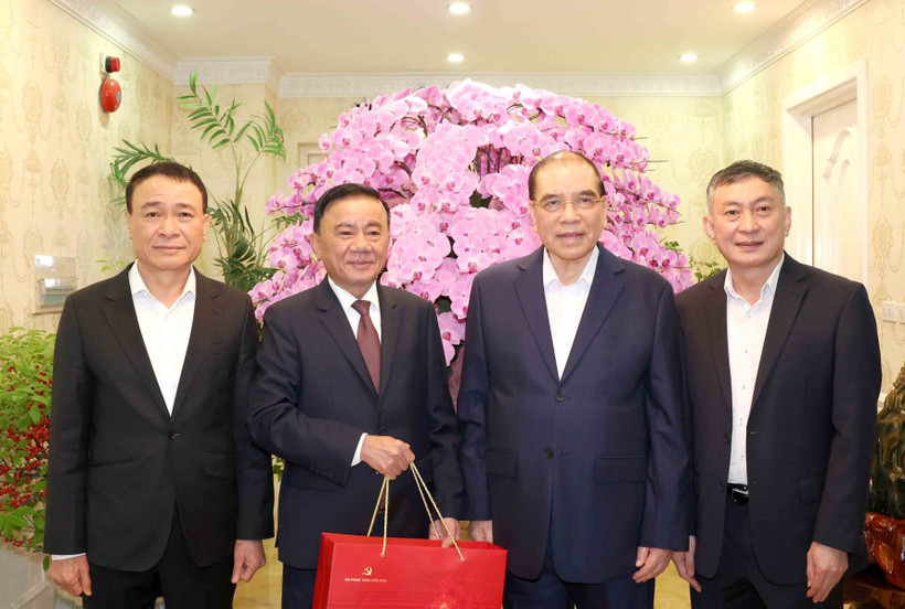 Permanent Member of the Party Central Committee’s Secretariat Tran Cam Tu (second, left) extends Tet greetings to former Party General Secretary Nong Duc Manh’s family. (Photo: VNA)