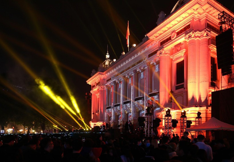 A light performance in front of Hanoi Opera House (Photo: VNA)