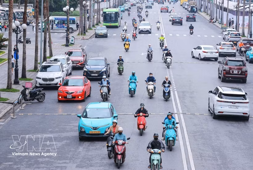 Hanoi begins implementing a traffic management plan from July 1 to support the first-phase trial of a low-emission zone (LEZ) within Ring Road 1. (Photo: VNA)