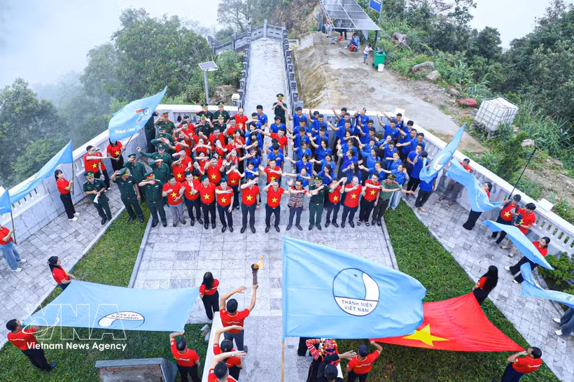 The flag-raising ceremony at the A Pa Chai flagpole in Sin Thau commune, Dien Bien province (Photo: VNA)