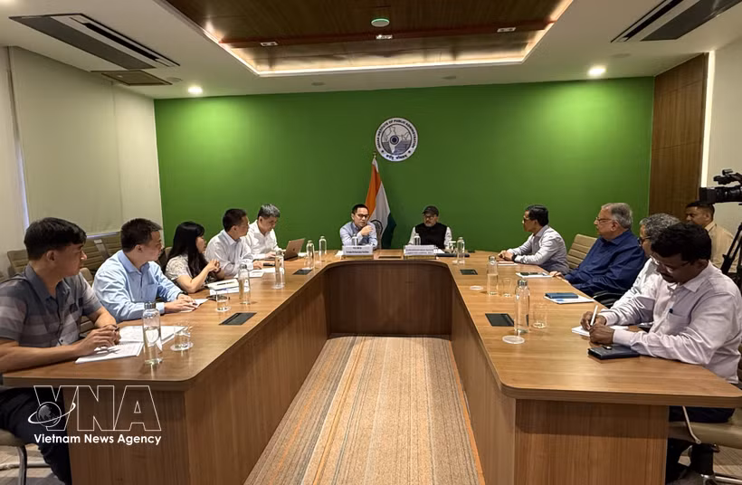 The VASS delegation meets with researchers from the Institute for Studies in Industrial Development (ISID). (Photo: VNA)
