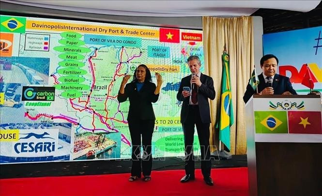 Vietnamse Ambassador to Brazil Bui Van Nghi (first, right) speaks at a meeting with the Mayor Ze Pequeno of Davinopolis city (Photo: Vietnamese Embassy in Brazil)