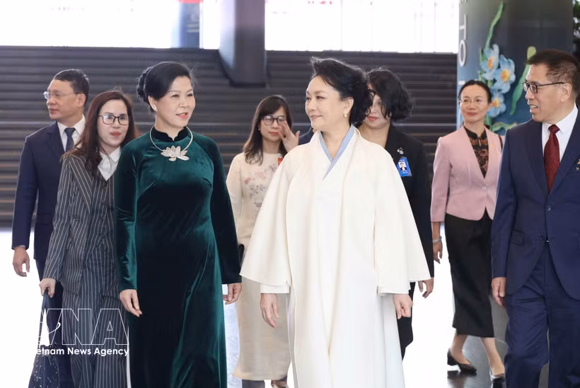 Madame Ngo Phuong Ly (left) and Prof. Peng Liyuan tour the National Centre for the Performing Arts of China. (Photo: VNA)