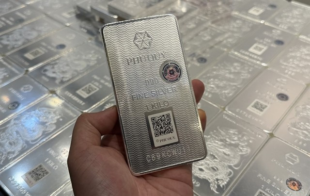 In Vietnam, silver bullion prices even touched 111 million VND (4,200 USD) per kilogramme, reflecting growing interest among individuals and investors. (Photo: vietnamnet.vn)