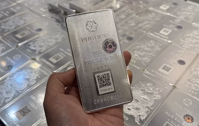In Vietnam, silver bullion prices even touched 111 million VND (4,200 USD) per kilogramme, reflecting growing interest among individuals and investors. (Photo: vietnamnet.vn)