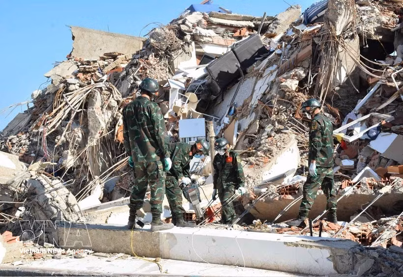 Vietnamese rescuers work to reach trapped victims under rubble. (Photo: VNA)