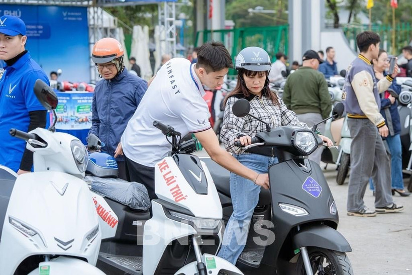 A customer tries a VinFast e-motorbike. (Photo: VNA)