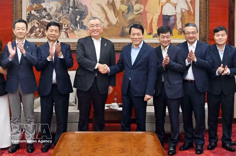 Minister of Public Security Luong Tam Quang (fourth, left), Representative Director and Chairman of the Board of Directors of Yamato Holding Nagao Yutaka (third, left), and other participants in the meeting on July 6 (Photo: VNA)