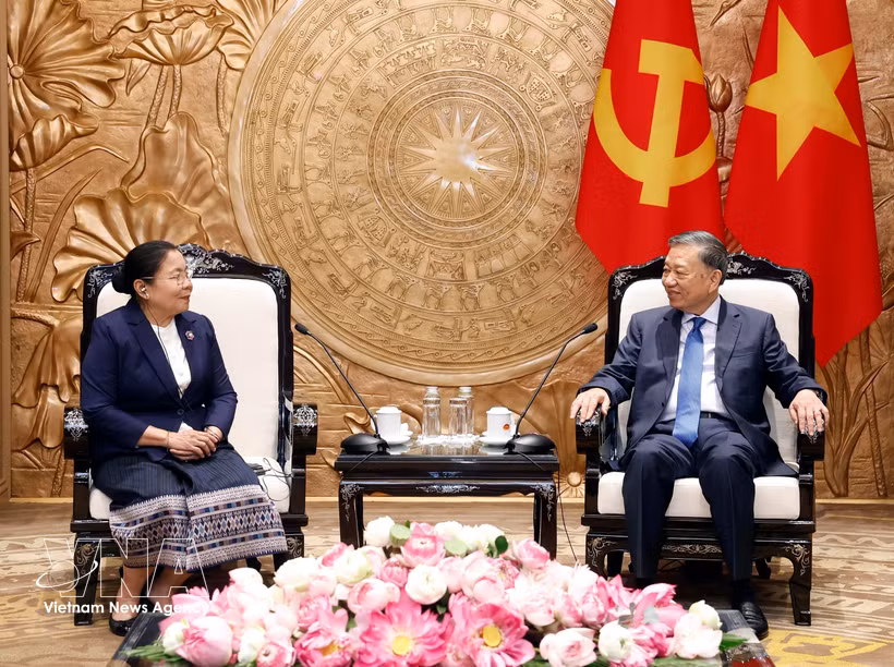 Party General Secretary and State President To Lam (R) and Sisay Leudetmounsone, Politburo member, Secretary of the LPRP Central Committee and Head of its Organisation Commission, in Hanoi on July 29, 2026. (Photo: VNA)