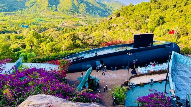 A full-scale submarine model is placed on a hillside at the Nha Trang Impression Submarine Tourist Area. (Photo: nhandan.vn)
