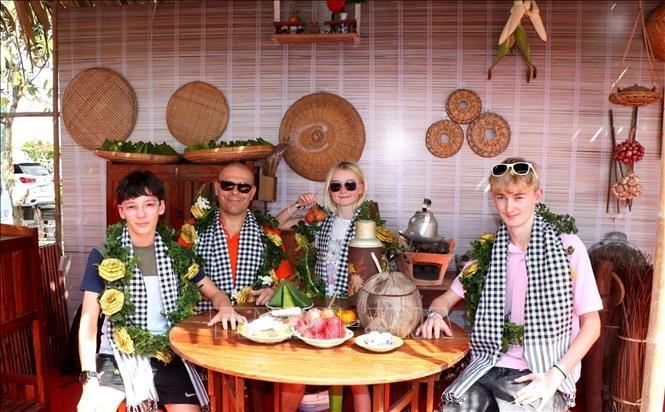 Foreign tourists in Vinh Long. The Mekong Delta locality welcomed nearly 9.5 million visitors in 2025, with a total revenue of 8 trillion VND. (Photo: VNA)
