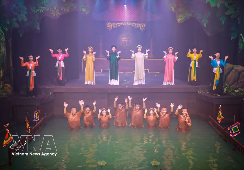 Artists from the Vietnam National Puppetry Theatre deliver emotionally compelling performances that recreate the rich historical legacy of Thang Long–Hanoi. (Photo: VNA)