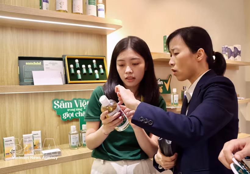 Visitors browse the Vietnamese product display booths at the "Vitality of Vietnamese Goods" exhibition and livestream in Hanoi from March 7-9, 2026. (Photo: VNA)
