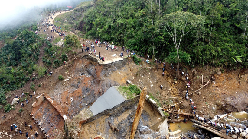 The bridge is destroyed in floods caused by heavy rains in Aceh, Indonesia on December 9, 2025. (Photo: Xinhua/VNA)