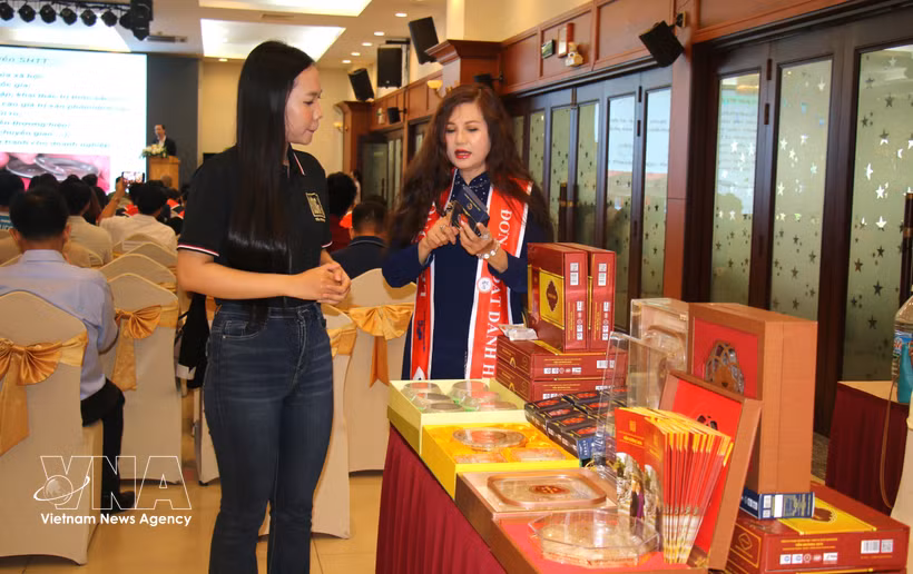Yen Huong Xua company introduces solutions to combat counterfeit and imitation goods (Photo: VNA) 